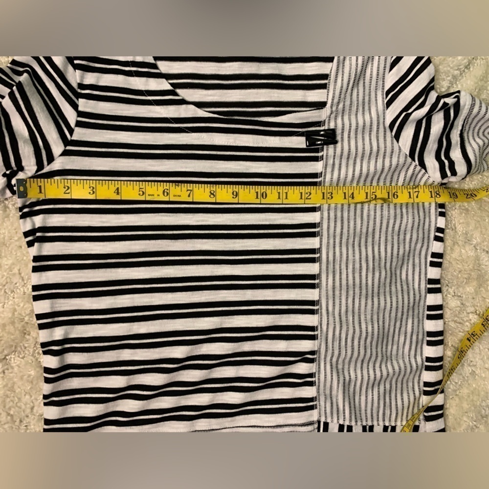Onque Casuals Women’s M Black White Striped Button Accent Top - Picture 10 of 10